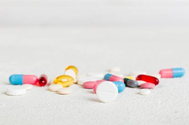 Bir çok farklı renkli ilaç ve hapların bakış açısı farklı. Renkli arkaplanda bir sürü hap.