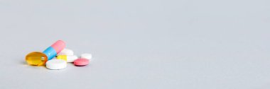 Bir çok farklı renkli ilaç ve hapların bakış açısı farklı. Renkli arkaplanda bir sürü hap.