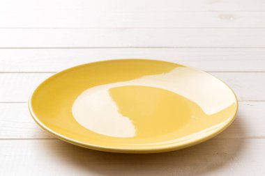 Beton zemin üzerinde boş mavi plakanın perspektif görünümü. Tasarımın için boş boşluk.