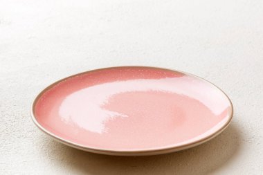 Çimento arka planında boş pembe plaka manzarası. Tasarımın için boş boşluk.