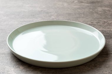 Beton zemin üzerinde boş mavi plakanın perspektif görünümü. Tasarımın için boş boşluk.