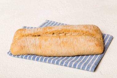 Peçetenin üstünde taze taze taze ekmek, üst manzara. Sağlıklı mayasız ekmek. Fransız ekmeği. Üst görünüm Fırın ürünleri.