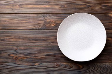 Ahşap zemin üzerinde boş ışık plakası üst görünümü. Tasarımın için boş boşluk.