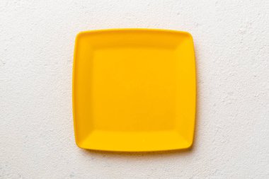 Çimento arka planındaki boş kare plakanın üst görünümü. Tasarımın için boş boşluk.