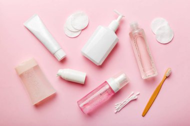 Kozmetikleri çıkarmak ve renkli arkaplandaki deriyi temizlemek için Micellar suyu ve diskleri temizler. Üst görünümü kopyala.