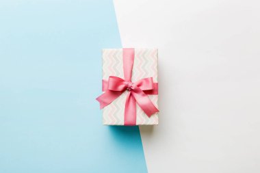 Tatil kağıdı hediyesi pembe kurdeleli pruva manzaralı fotokopi alanı. Tatil geçmişi düzdü. Doğum günü ya da Noel hediyesi. Kopya alanı olan Noel hediyesi kutusu konsepti.