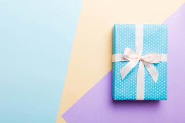 Tatil el yapımı kağıt, beyaz kurdeleli kurdeleli üst görünümü fotokopi alanı ile birleştirdi. Tatil geçmişi düzdü. Doğum günü ya da Noel hediyesi. Kopya alanı olan Noel hediyesi kutusu konsepti.