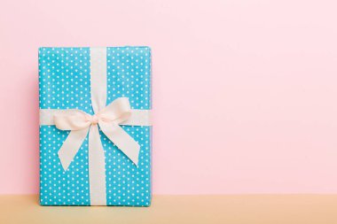 Tatil el yapımı kağıt, beyaz kurdeleli kurdeleli üst görünümü fotokopi alanı ile birleştirdi. Tatil geçmişi düzdü. Doğum günü ya da Noel hediyesi. Kopya alanı olan Noel hediyesi kutusu konsepti.