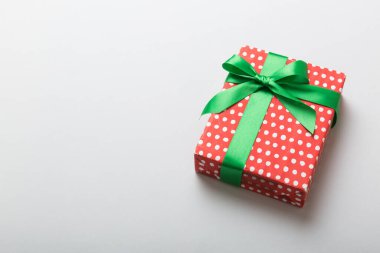 Paketlenmiş Noel ya da renkli kurdeleli kağıda sarılmış el yapımı diğer tatil hediyeleri. Hediye kutusu, hediye süslemesi, kopya alanı ile üst görünüm.