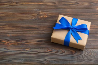 Paketlenmiş Noel ya da renkli kurdeleli el yapımı el yapımı diğer Noel hediyeleri. Hediye kutusu, hediye süslemesi, kopya alanı ile üst görünüm.