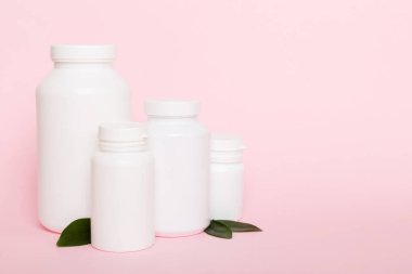 İlaçlar, ilaç şişesi, sağlık ve tıbbi destek. Vitamin hapları. Yeşil yapraklı vitaminler, doğal organik biyo takviyeler, fotokopi alanı..