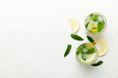 Caipirinha, Mojito kokteyli, limonlu votka veya soda, masa arkasında nane ve saman. Naneli, limonlu, cam manzaralı, ferahlatıcı bir içecek..