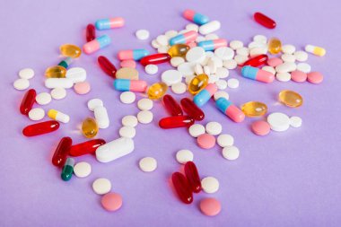 Bir çok farklı renkli ilaç ve hapların bakış açısı farklı. Renkli arkaplanda bir sürü hap.