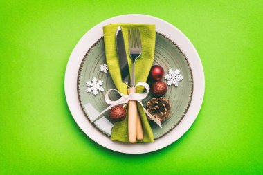 Noel süsleri, tabaklar, inekler, çatallar ve kaşıklarla Noel sofrası. Noel tatili geçmişi. Kopyalama alanı olan üst görünüm.