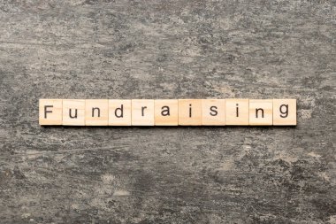 Tahta blokta yazan bağış sözcüğü. Masada bağış metni, konsept.