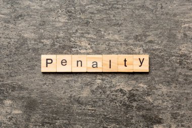 Tahta bloğa yazılmış bir ceza. Çimento sehpası üzerindeki ceza metni desing, konsept için.