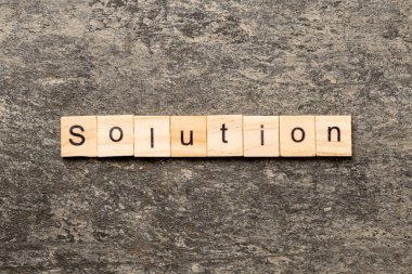 çözüm word ahşap blok üzerinde yazılı. çözüm metin tablo, kavram.