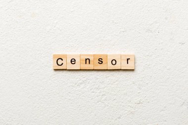 Tahta blokta yazan sansür kelimesi. Deksing, konsept için çimento tablosundaki sansür metni.