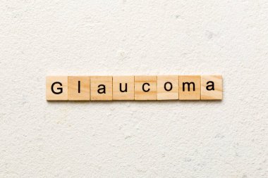 Tahta bloğa yazılmış bir kelime. Çimento sehpası üzerinde GLAUCOMA metin desing için, konsept.