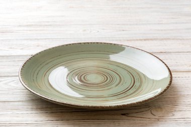 Beton zemin üzerinde boş yeşil plaka perspektif görünümü. Tasarımın için boş boşluk.