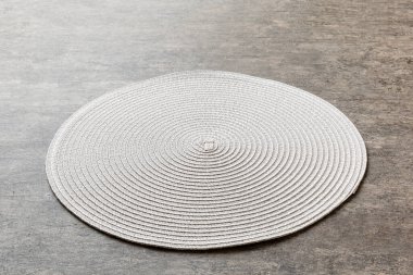 Çimento arka planında yemek için yuvarlak masa örtüsü manzarası. Tasarımın için boş boşluk.