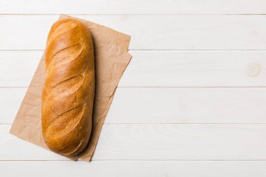 Kırsal masa manzaralı peçeteli taze pişmiş ekmek. Sağlıklı beyaz ekmek izole edilmiş..