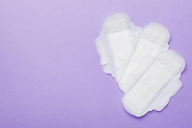 Kadın hijyen ürünleri ya da renkli arka planda hijyenik ped. Pastel renk. - Yakın çekim. Mesaj için boş bir yer. Kadın günlük hijyeni..