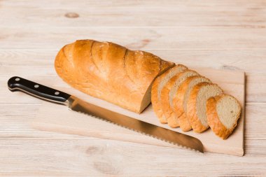 Köy manzaralı peçeteli taze dilimlenmiş ekmek çeşitleri. Sağlıklı mayasız ekmek. Fransız ekmeği dilimi.