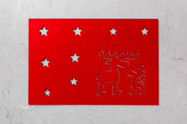 Çimento arka planında yiyecek için kırmızı masa örtüsünün üst görüntüsü. Tasarımın için boş boşluk.