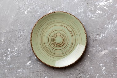 Çimento arka planındaki boş yeşil plakanın üst görüntüsü. Tasarımın için boş boşluk.