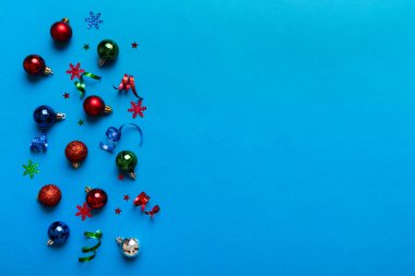Christmas composition. a pattern of christmas balls on colored background. Flat lay, top view New year decor.