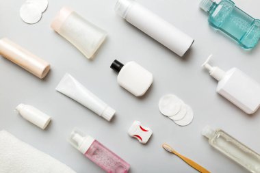 Banyo ürünleri için model düz yatak, spa jileti, diş macunu, sabun, jöle ve diğer çeşitli aksesuarlar. Cilt sağlığı için kozmetik. Logonuz için Bath Mockup.