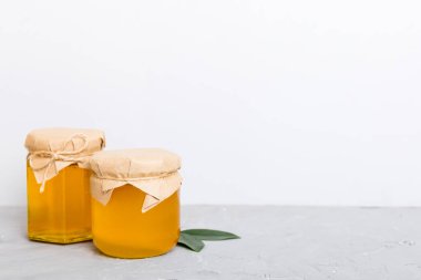 Renkli arkaplan görünümünde yapraklı bal ve bal kaplamalı bal metin ile üst görünüm.