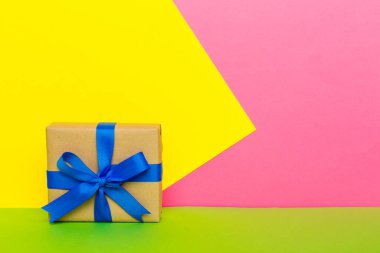 Bayram el yapımı kağıtlar mavi kurdeleli papyon görünümlü fotokopi alanı ile bağlandı. Tatil geçmişi düzdü. Doğum günü ya da Noel hediyesi. Kopya alanı olan Noel hediyesi kutusu konsepti.