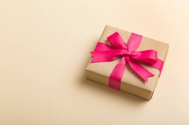 Paketlenmiş Noel ya da renkli kurdeleli el yapımı el yapımı diğer Noel hediyeleri. Hediye kutusu, hediye süslemesi, kopya alanı ile üst görünüm.