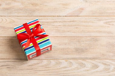 Paketlenmiş Noel ya da renkli kurdeleli kağıda sarılmış el yapımı diğer tatil hediyeleri. Hediye kutusu, hediye süslemesi, kopya alanı ile üst görünüm.