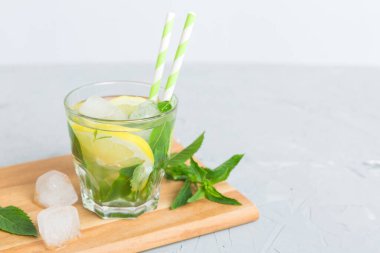 Mojito yaz serinletici buzlu ve naneli kokteyl. Limonlu, limonlu ve naneli mojito kokteyli..