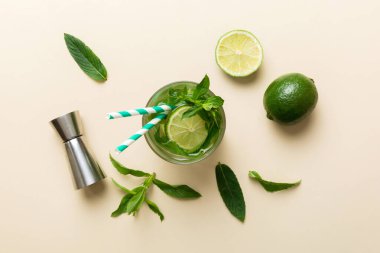 Caipirinha, Mojito kokteyli, limonlu votka veya soda, masa arkasında nane ve saman. Naneli, limonlu, cam manzaralı, ferahlatıcı bir içecek..