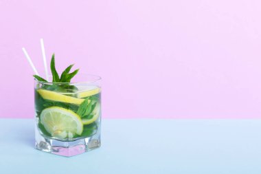 Mojito yaz serinletici buzlu ve naneli kokteyl. Limonlu, limonlu ve naneli mojito kokteyli..