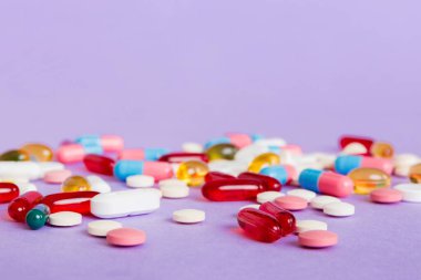 Bir çok farklı renkli ilaç ve hapların bakış açısı farklı. Renkli arkaplanda bir sürü hap.