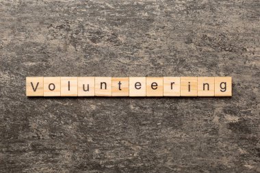 ahşap blok üzerinde yazılı kelime gönüllü. tabloda, metin gönüllülük kavramı.