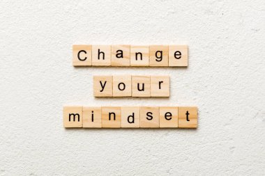 Tahta blokta yazılı olan zihinsel kelimeni değiştir. Üst görünüm konseptiniz için çimento masadaki zihniyet metninizi değiştirin.