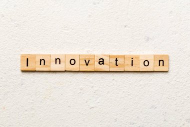 Yenilik kelime ahşap blok üzerinde yazılı. Yenilik metin tablo, kavram.