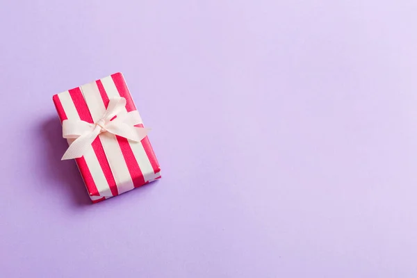 用彩色背景彩带的彩色纸包裹圣诞或其他节日自制礼品盒 礼品盒 彩色桌上的礼品装饰 顶部有复印空间 — 图库照片