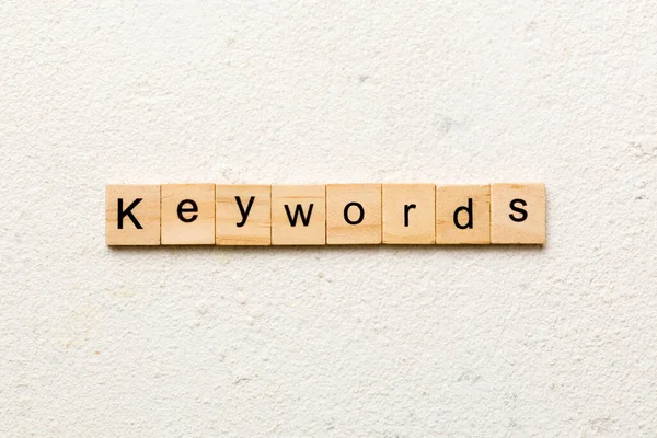 Keywords Palavra Escrita Bloco Madeira Keywords Texto Mesa Cimento Para — Fotografia de Stock