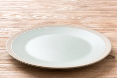 Ahşap zemin üzerinde boş ışık plakası perspektifi. Tasarımın için boş boşluk.