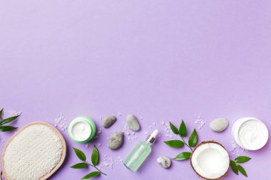 Hindistan cevizi yağı dolu kavanozlar ve renkli arka planda kozmetik kremi. Üst Manzara. Metnin için boş yer. Doğal spa Hindistan cevizi kozmetik ve organik tedavi konsepti Hindistan cevizi spa bileşimi.