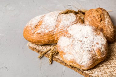 Ev yapımı doğal ekmek. Arkaplan olarak taze ekmeğin farklı türleri, kopya alanı ile perspektif.