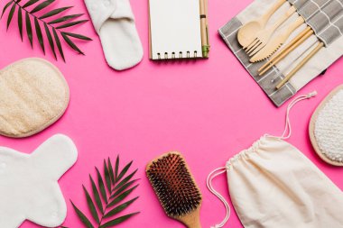 Sıfır atık. Çevre dostu günlük aksesuarlar. en üstteki görünüm.