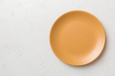 Çimento arka planındaki boş turuncu plakanın üst görüntüsü. Tasarımın için boş boşluk.